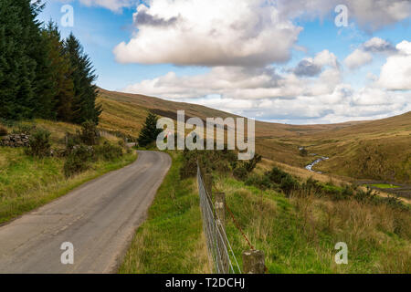 Strada rurale su una nuvola giorno, vicino Ystradfellte in Powys, Wales, Regno Unito Foto Stock