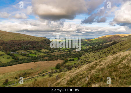 Paesaggio del Parco Nazionale di Brecon Beacons visto da Sarn Helen vicino Ystradfellte in Powys, Wales, Regno Unito Foto Stock