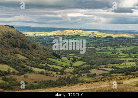 Paesaggio del Parco Nazionale di Brecon Beacons visto da Sarn Helen vicino Ystradfellte in Powys, Wales, Regno Unito Foto Stock