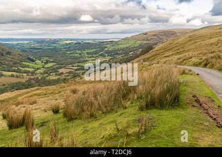 Paesaggio del Parco Nazionale di Brecon Beacons visto da Sarn Helen vicino Ystradfellte in Powys, Wales, Regno Unito Foto Stock