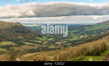 Paesaggio del Parco Nazionale di Brecon Beacons visto da Sarn Helen vicino Ystradfellte in Powys, Wales, Regno Unito Foto Stock