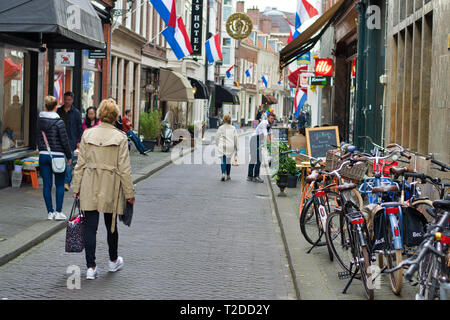 HAGUE, Paesi Bassi - 15 Aprile 2018: central city street, i caffè e i ristoranti e i negozi. Foto Stock