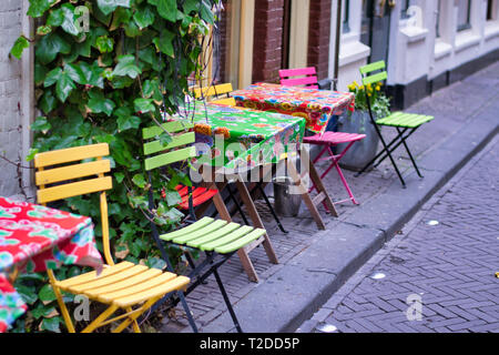 HAGUE, Paesi Bassi - 15 Aprile 2018: Outdoor Cafe. Sedie e tavoli sul marciapiede Foto Stock