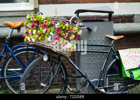 HAGUE, Paesi Bassi - 15 Aprile 2018: bici decorate con un cesto di fiori Foto Stock