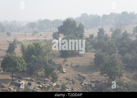 Vista della pianura dopo un cascate collinare in Indian terra asciutta Foto Stock