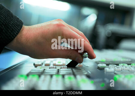 Controllata in un studio broadcast Foto Stock