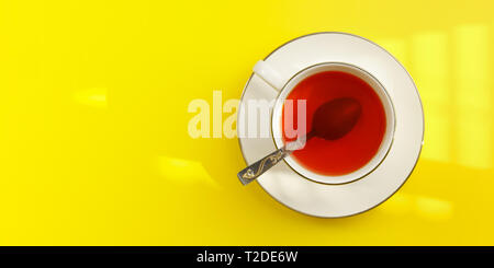 Vista del piano portapaziente, mattina sole risplende di porcellana bianca con la tazza di tè caldo, cucchiaio d'argento in, sulla scheda gialla - Foto di ampio spazio per il testo sul lato sinistro. Foto Stock