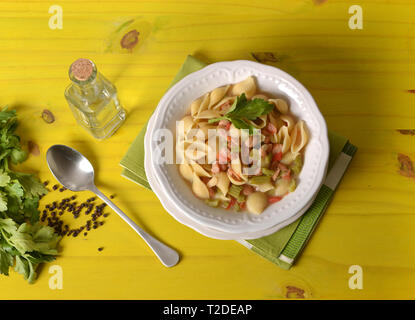 Pasta e fagioli, sedano e pomodoro - primo piano Foto Stock