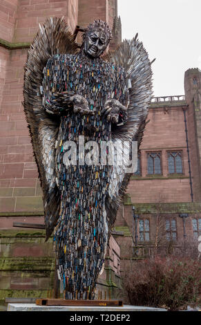 Coltello scultura Angelo sul display esterno Liverpool Catherdal anglicana Foto Stock
