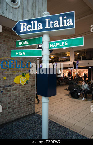 Bella Italia segno a Luton Aeroporto segni fuori zona pranzo cibo e bevande bar negozio sedersi seduti progettato limoni limone parete arte seduta Foto Stock