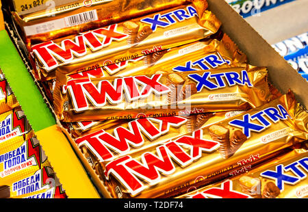 Samara, Russia - 30 Marzo 2019: Twix barrette di cioccolato su scaffale del negozio Foto Stock