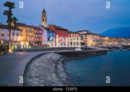 Gli edifici colorati di Ascona e la vista dalla vecchia città sul Lago Maggiore, Ticino Foto Stock