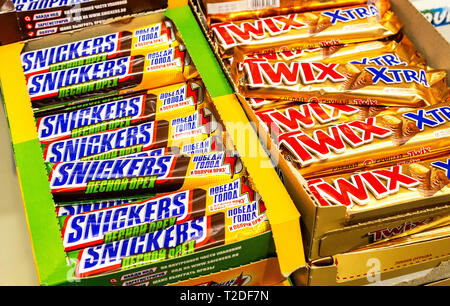 Samara, Russia - 30 Marzo 2019: Twix snickers e barrette di cioccolato su scaffale del negozio Foto Stock
