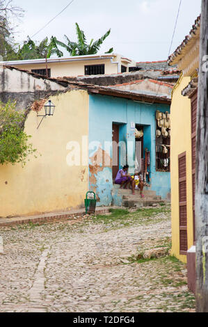 Torna in ciottoli street scene Trinidad, Cuba Foto Stock