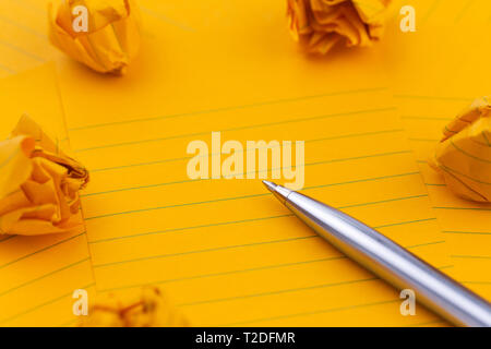 Concetto di colore arancione di fogli di carta e penna e spazio vuoto per il tuo testo. Foto Stock