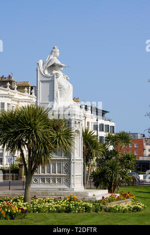 Statua della regina Victoria voluta per celebrare il monarca del Giubileo di diamante e posizionati su Clifftown Parade Southend on Sea, Essex, Regno Unito Foto Stock