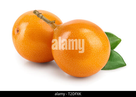 Granadilla o giallo al frutto della passione con foglie isolati su sfondo bianco. Foto Stock