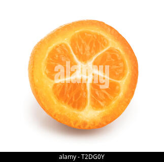 Cumquat o kumquat metà isolato su sfondo bianco. Foto Stock