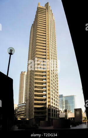 Il 42 piani, 123m alta torre di Shakespeare in Barbican Station Wagon nella città di Londra. Completato nel 1976. Foto Stock