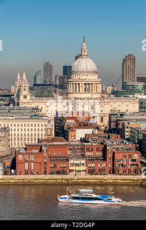 MBNA Thames Clipper sul Fiume Tamigi di fronte alla città di Londra Scuola & la Cattedrale di St Paul, Londra. Foto Stock
