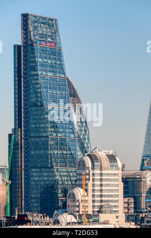 Vista in elevazione del 122 Leadenhall Street o Cheesegrater con il post-moderno 20 Gracechurch Street di fronte. Foto Stock