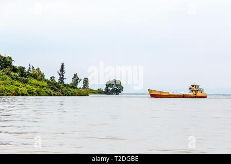 Nave cargo ancorato alla riva lago Kivu, Ruanda Foto Stock