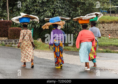 Il gruppo di donne ruandesi in colorate abiti tradizionali indossando washbowls sulle loro teste, Kigali, Ruanda Foto Stock