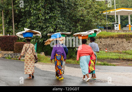 Il gruppo di donne ruandesi in colorate abiti tradizionali indossando washbowls sulle loro teste, Kigali, Ruanda Foto Stock