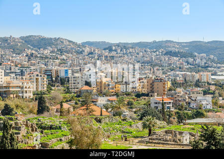 Città del Mediterraneo centro storico panorama di rovine e di edifici residenziali in background, Byblos, Libano Foto Stock