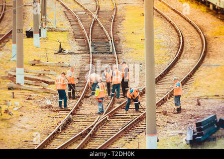 Lavoratori la riparazione della ferrovia. Opere ferroviarie della Russia, San Pietroburgo agosto 7 2018 Foto Stock