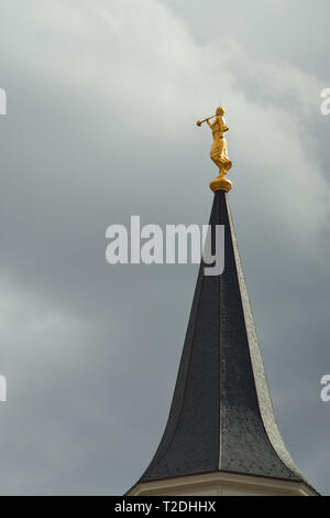 La statua dorata di angelo Moroni sorge sulla sommità del Provo centro città tempio della Chiesa di Gesù Cristo dei Santi degli Ultimi Giorni di Provo, Utah. Foto Stock