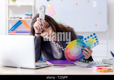 Femmina giovane designer che lavora in ufficio Foto Stock