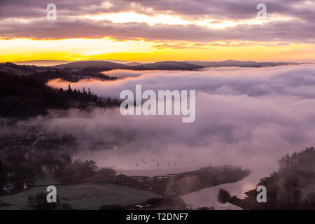 Guardando verso il basso sul Lago di Windermere da Todd falesia all'alba, Lake District, UK. Foto Stock