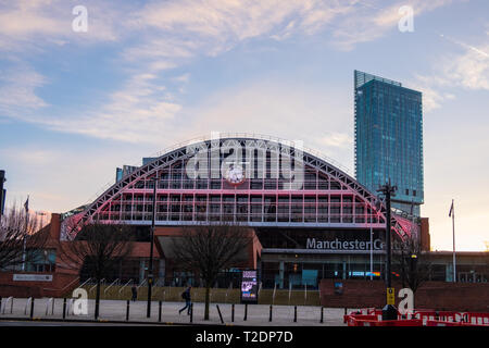 Manchester, Regno Unito - 17 Febbraio 2019: Manchester Central Convention Complex nel Regno Unito come persone a piedi da. Ex Stazione Ferroviaria Centrale Foto Stock