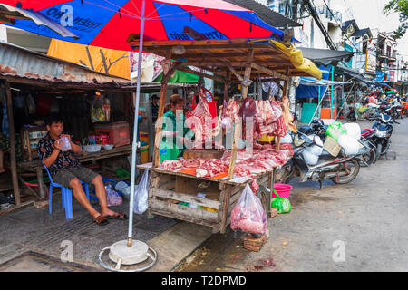 Macelleria stallo con carni fresche e animali macellati, street market, Dinh Cau, Phu Quoc island, il Vietnam Asia Foto Stock