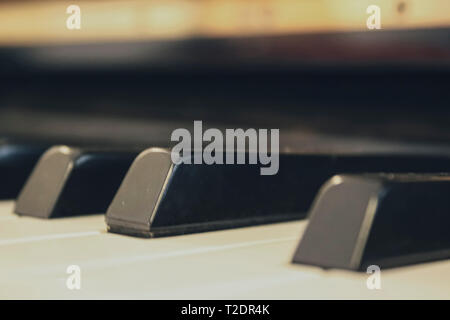 Inquadratura ravvicinata di una tastiera di pianoforte Foto Stock