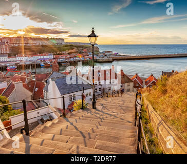 Il tramonto del 199 passi a Whitby, North Yorkshire costa, Inghilterra Foto Stock