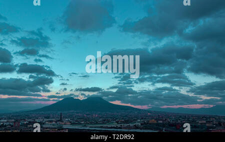 Napoli, Italia, il Vesuvio al tramonto Foto Stock