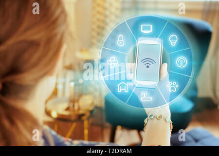 Primo piano su smartphone con forte segnale wifi in mano della donna moderna a casa. Foto Stock