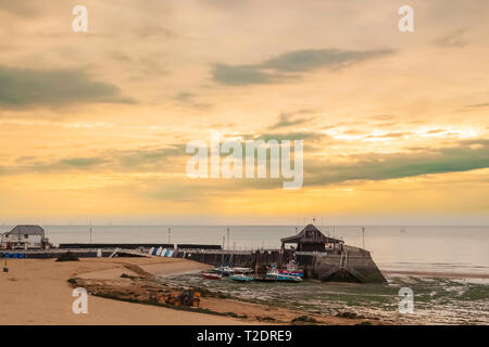 Bel giallo tramonto sulla baia a Broadstairs Kent, Inghilterra Foto Stock