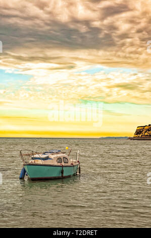 Lone barca ancorata nella baia, la mattina presto con un bel colore giallo sunrise e rotolamento moody di nuvole a Broadstairs Kent, Inghilterra Foto Stock