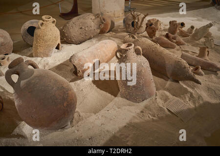 Favignana, Italia - Novembre, 2018. Gruppo di antiche vasi in terracotta (o anfore) trovata nel Mar Mediterraneo da un naufragio. Foto Stock