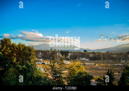 Atardecer en el gran balle de cajola xela, quetzal caida del sol en las montañas grande sagradas de los Pueblos maya Mam onu atardecer hermoso e unico Foto Stock