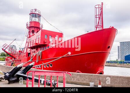 Tollesbury Lightship,Boa Trinity Wharf al fiume Tamigi e Bow Creek, Leamouth. Casa a Londra è solo faro, London, England, Regno Unito Foto Stock