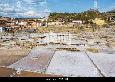 Salinas De Añana. Produzione di sale in un antico modo artigianale nel Paese Basco. Giornata di sole Foto Stock