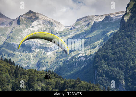 Parapendio in Samoens, Francia Foto Stock