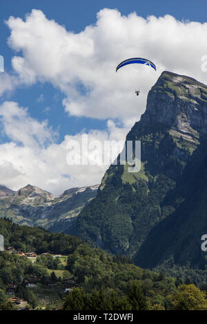 Parapendio in Samoens, Francia Foto Stock