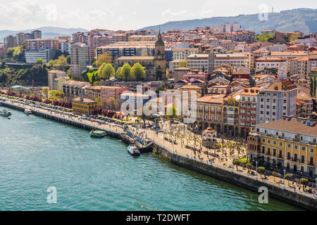 31/Marzo/2019 PORTUGALETE SPAGNA viste di Portugalete dal Puente Colgante o Puente de Bizkaia, giornata di sole Foto Stock