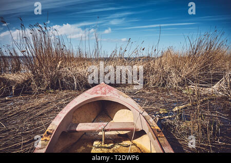 Retrò foto dai toni di una piccola pesca canotto in canne. Foto Stock