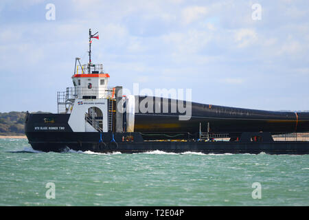 MTB Blade Runner due deck nave da carico che porta una lama da una turbina eolica dalla sua isola di Wight Factory attraverso il Solent verso Southampton. Foto Stock